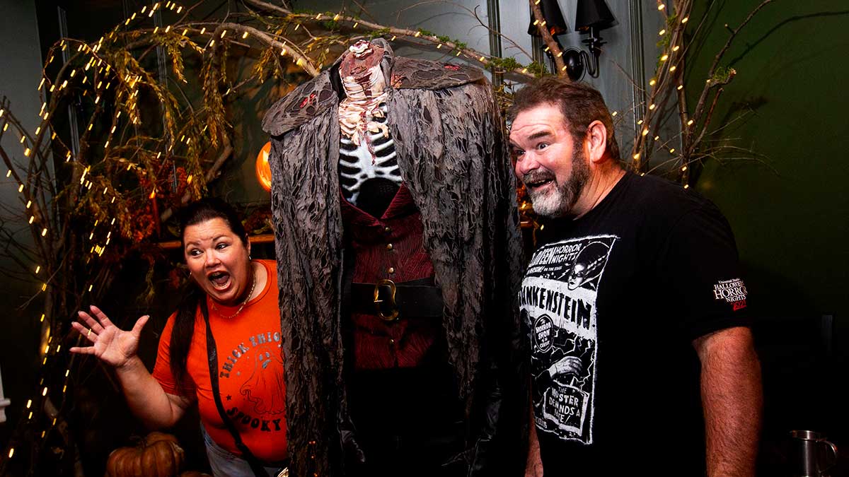Blaze Horsemans Hideaway 1200×675 1 Visitors posing with the Headless Horseman